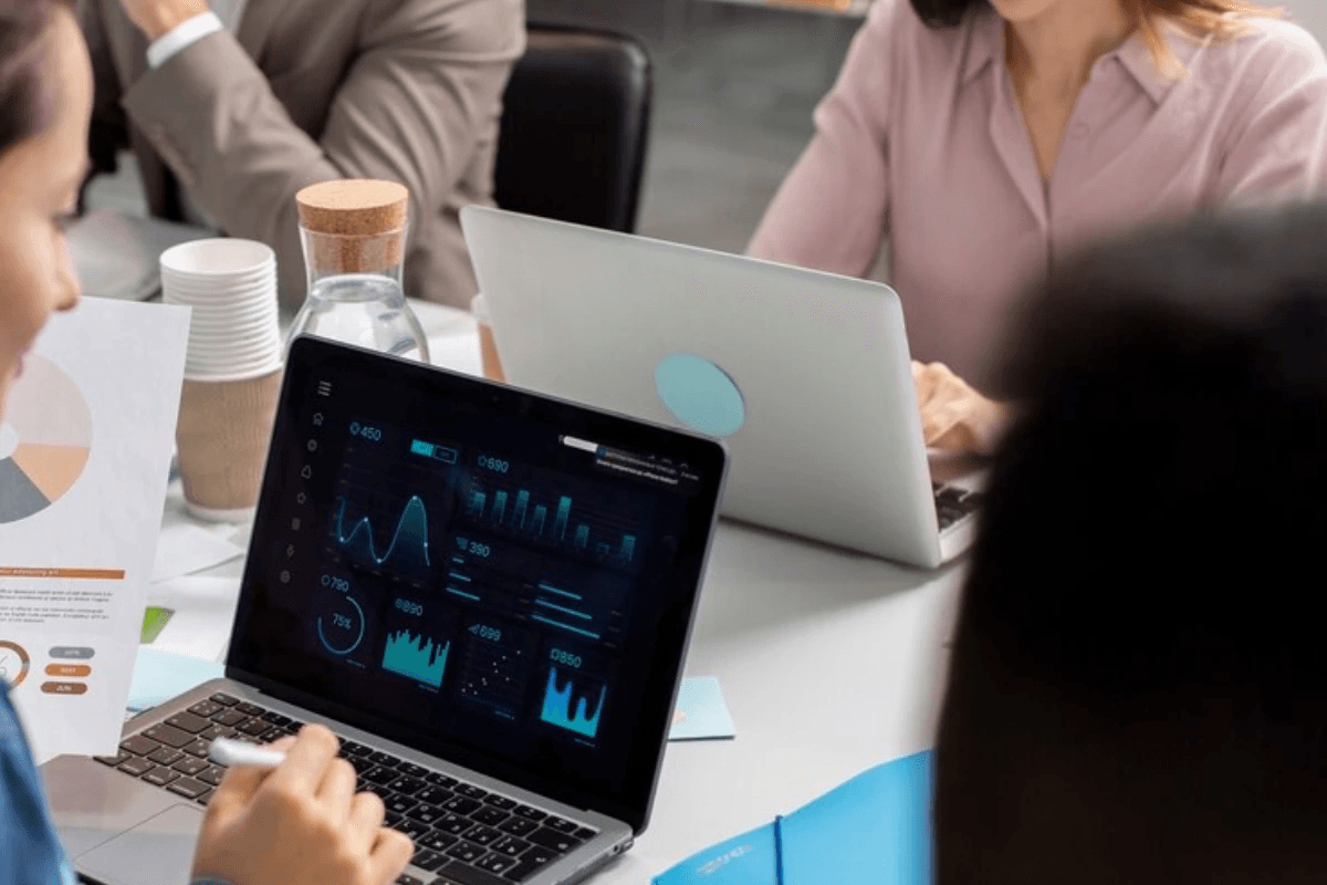 Comment l’IA réduit le temps de traitement des écarts dans le système QMS pharmaceutique